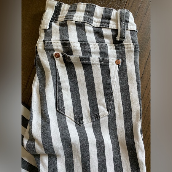 Mid-Rise Black and White Striped 7/8 Pants - Picture 10 of 10